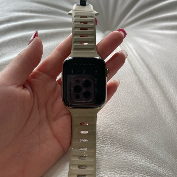 Apple Watch Series 6 GPS + Cellular, 44mm Gold Stainless Steel Case - no band - Picture 13 of 14